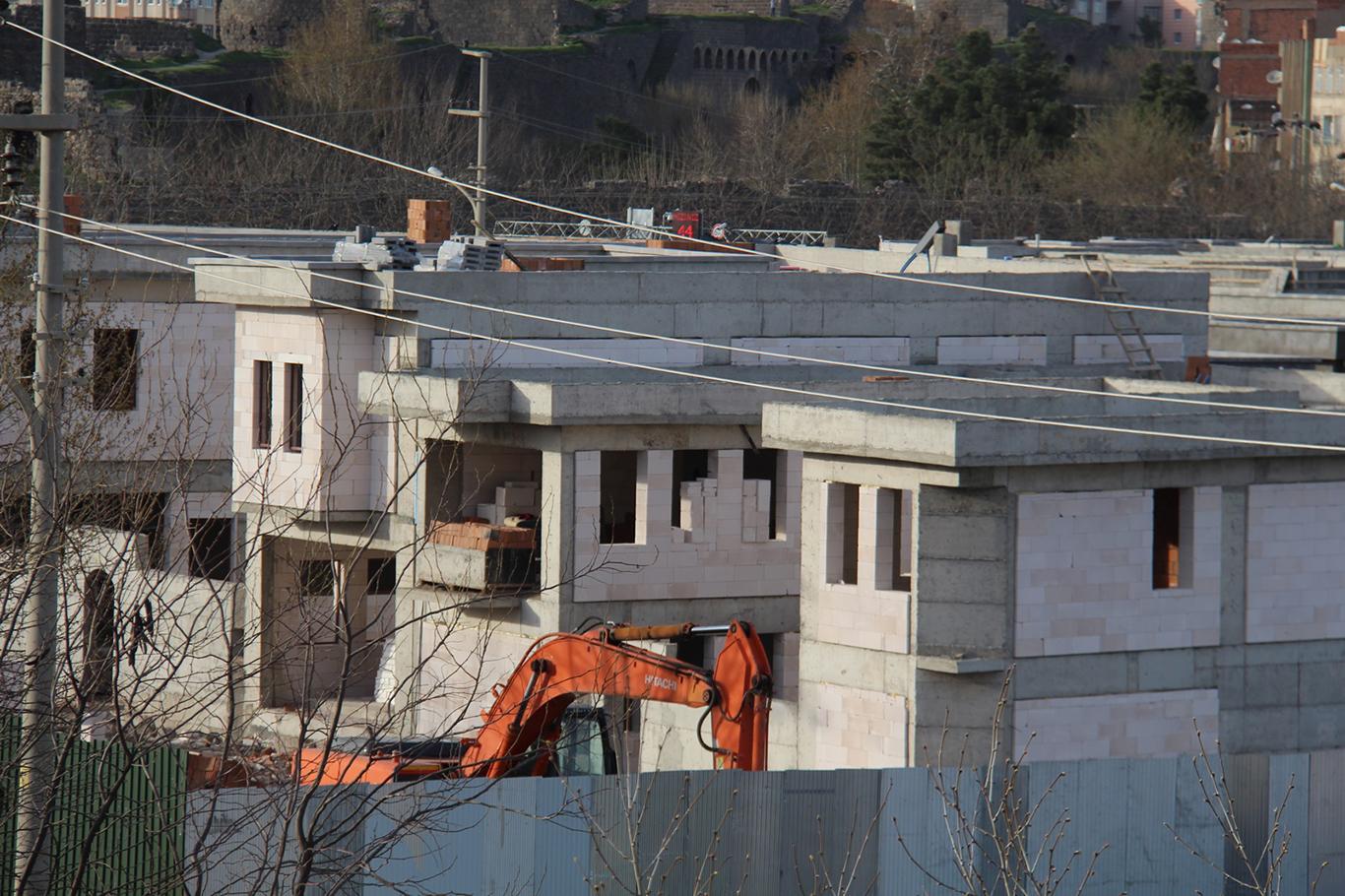 Sur'da Diyarbakır evlerinin inşası sürüyor